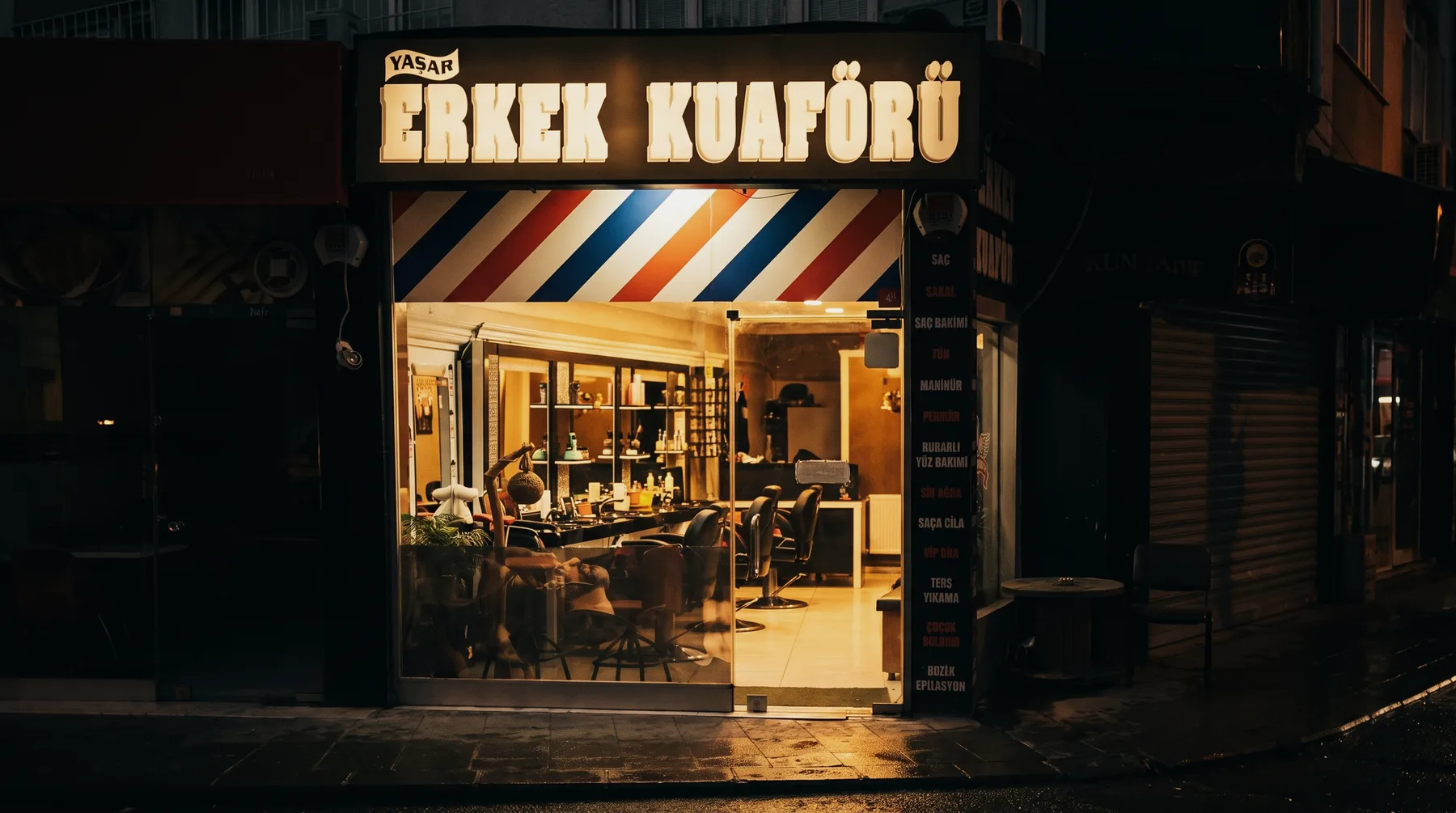 Yaşar Erkek Kuaförü cephesi ve tabelası, Aytekin Kotil Caddesi