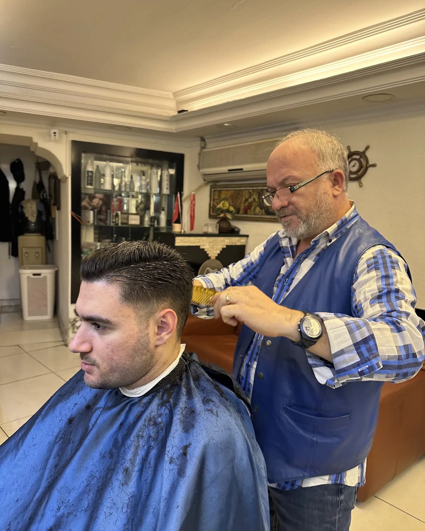 Yaşar Erkek Kuaförü: usta kesimi tarakla bitiriyor